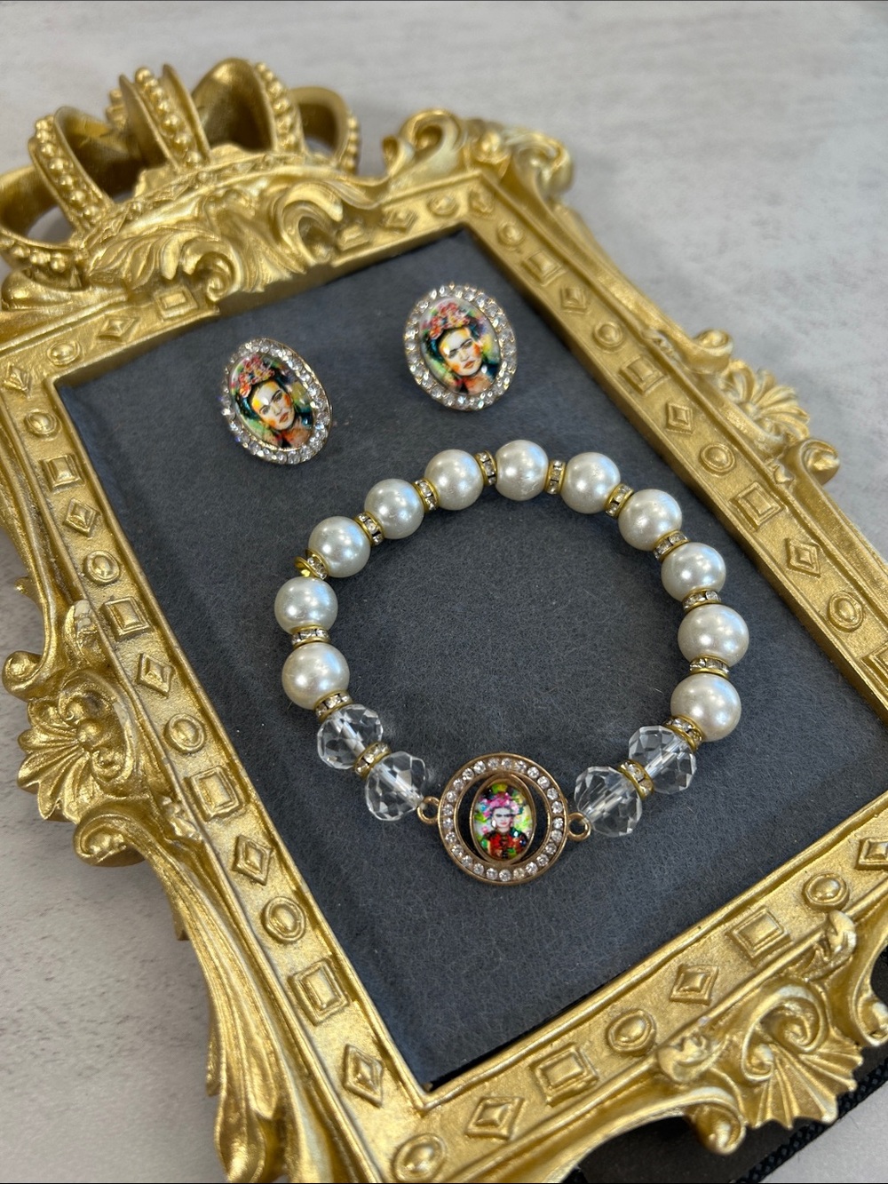 Frida-Inspired Glass Pearl Bead Bracelet and Stud Earring Set - Gold and White